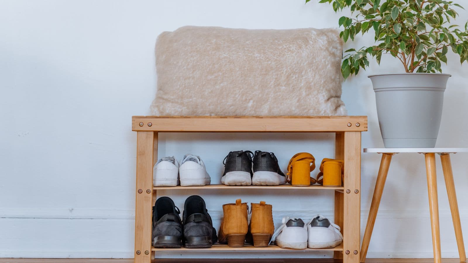 Plusieurs paires de chaussures rangées sur une étagère