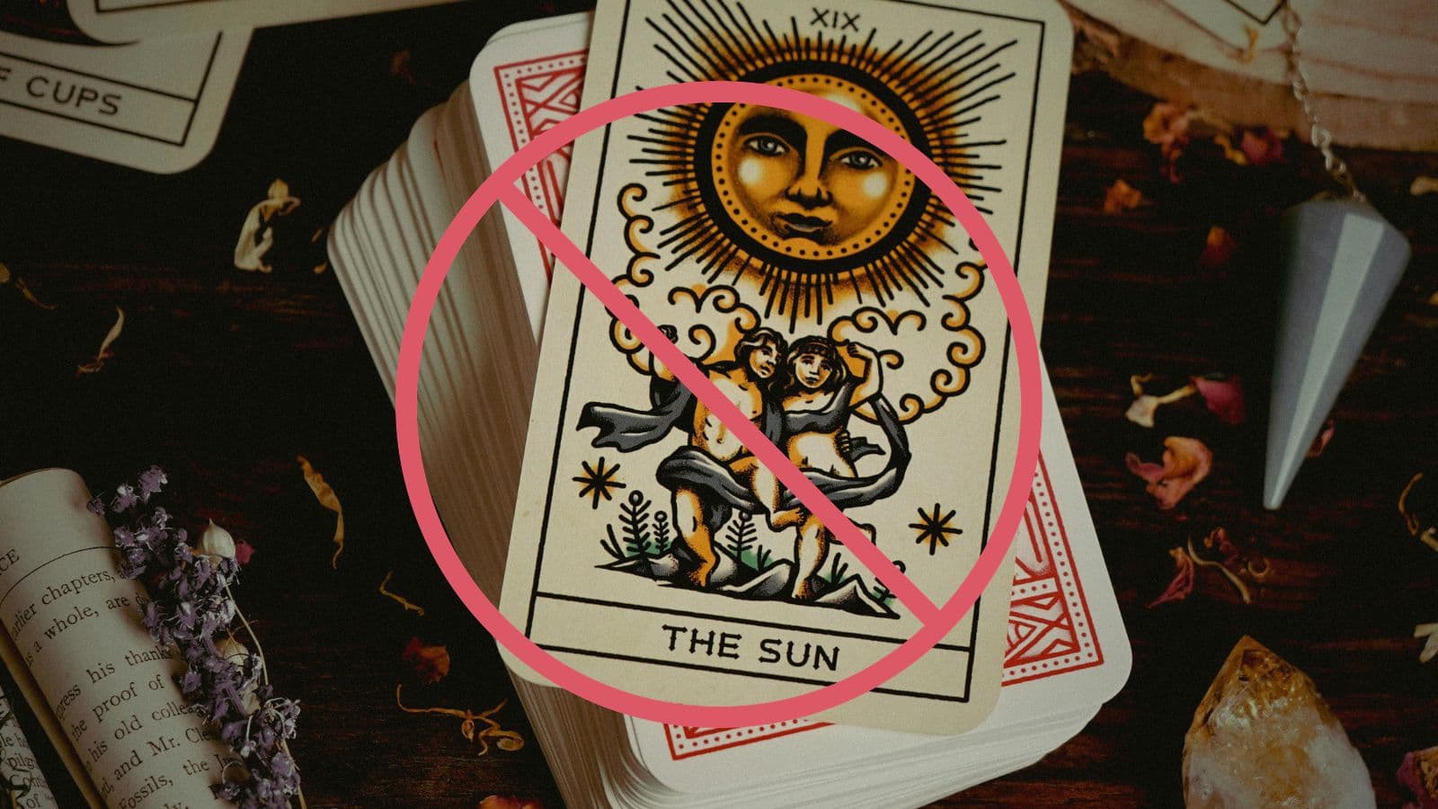 Cartes de tarot barrées par un symbole d'interdiction rouge