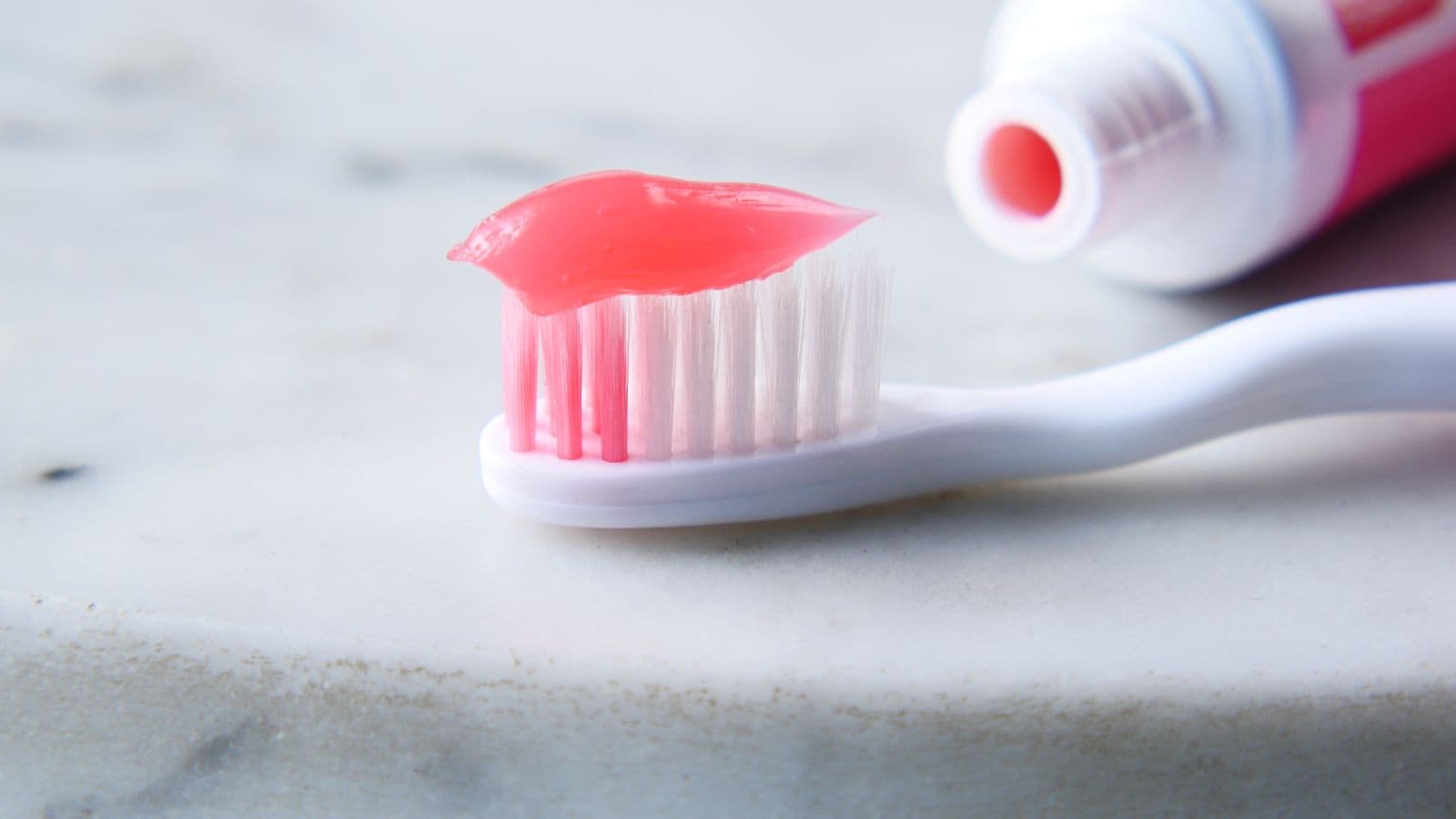 Brosse à dents recouverte de dentifrice rose