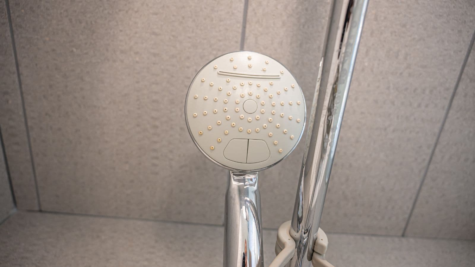 Pommeau de douche dans une salle de bain