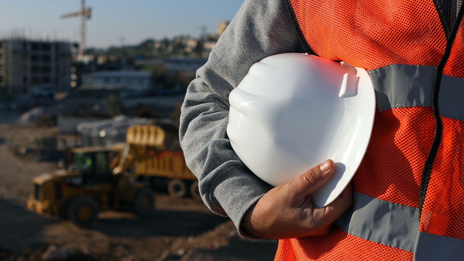 Travailleur tenant un casque blanc sur un chantier