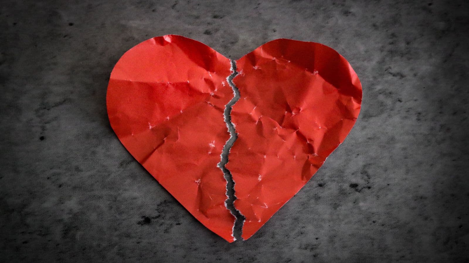 Cœur en papier rouge déchiré en deux
