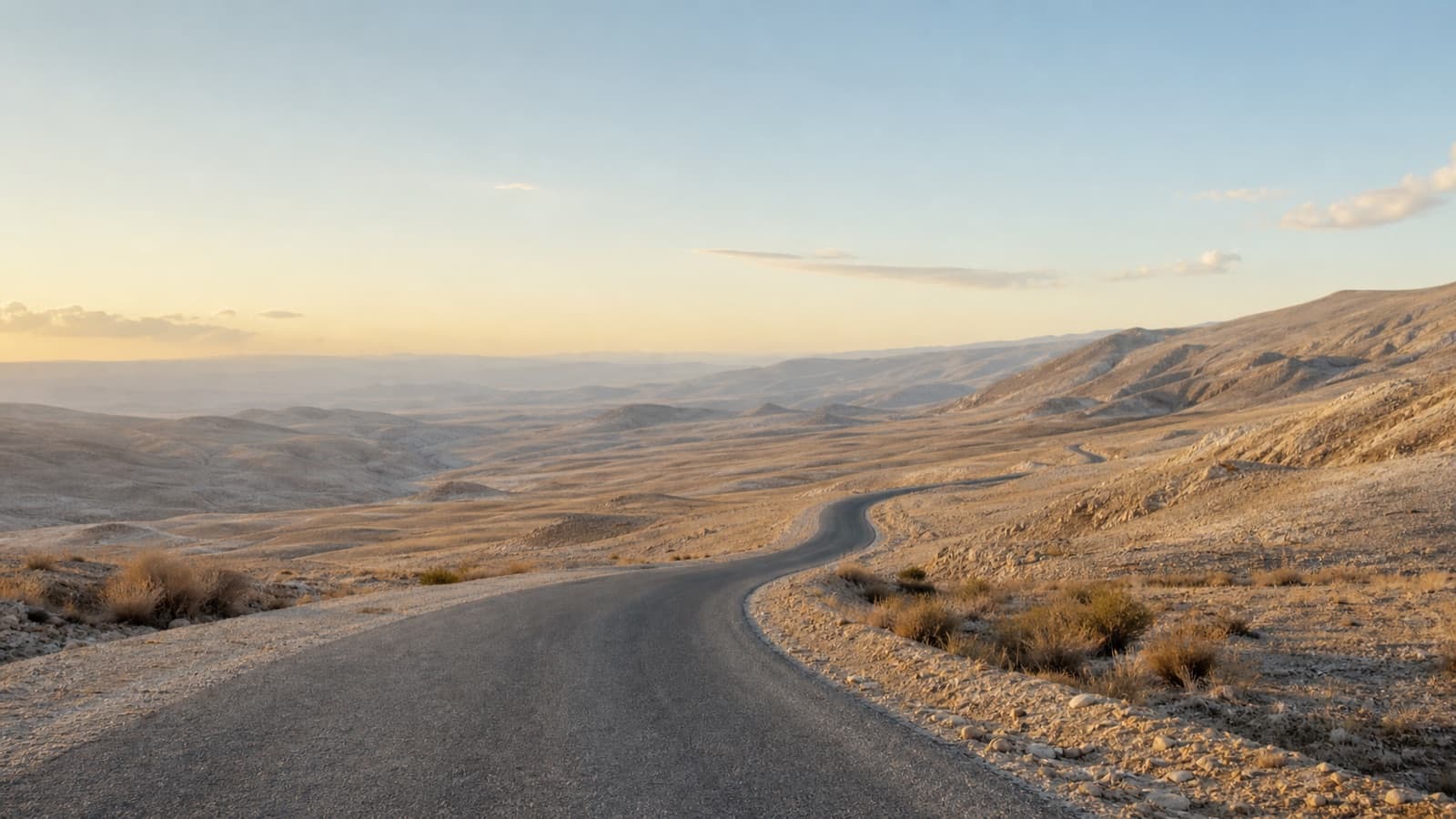 Route calme traversant un paysage minéral sans véhicule ni personne
