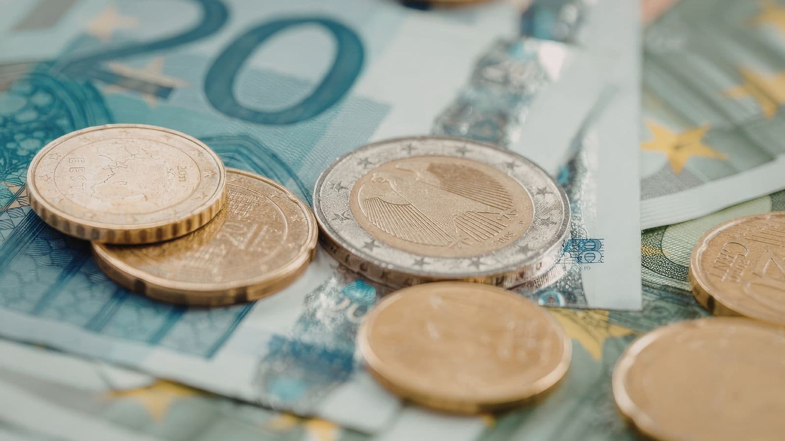 Pièces en euros posées sur des billets