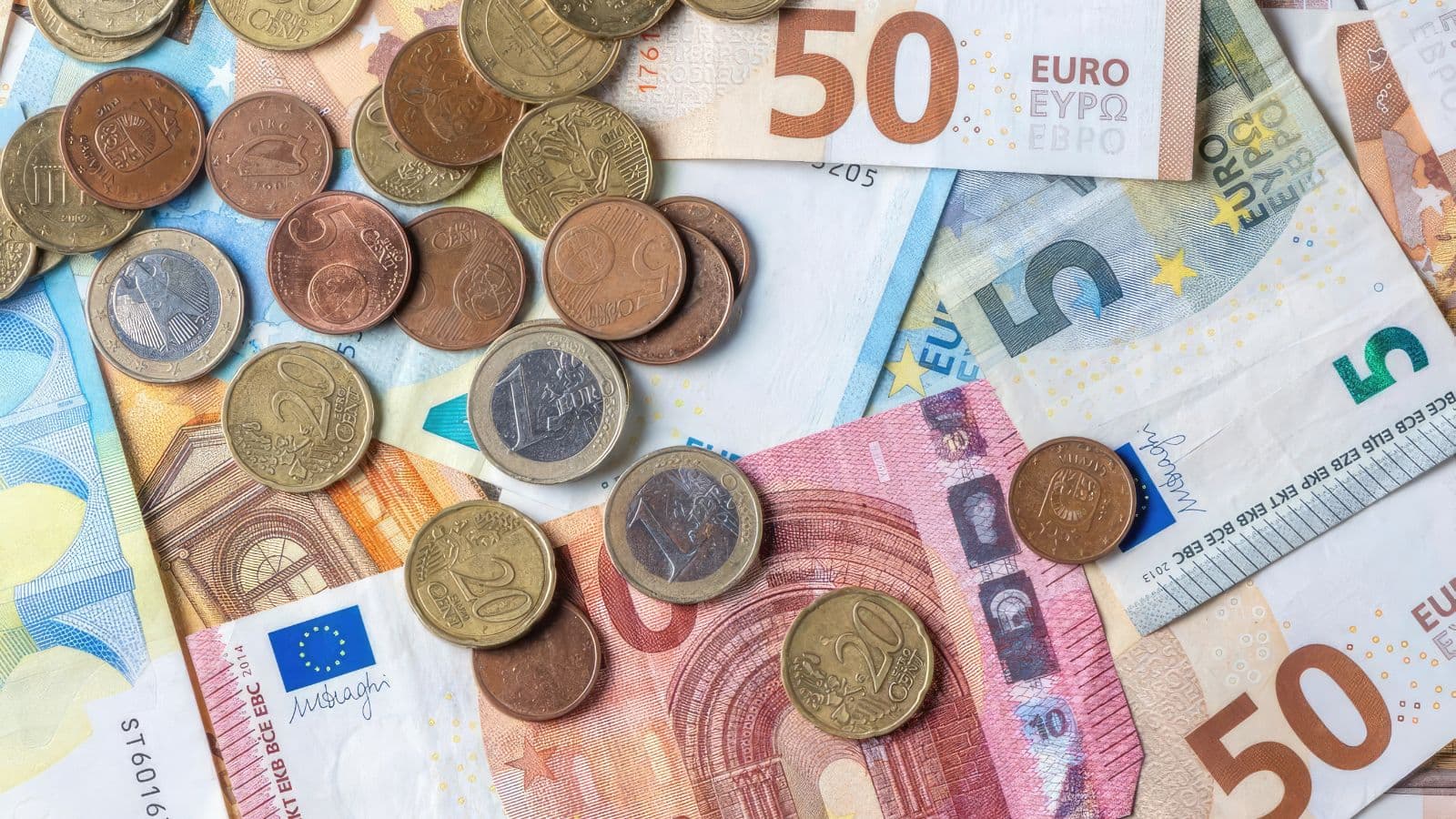 Billets et pièces en euros de différentes valeurs