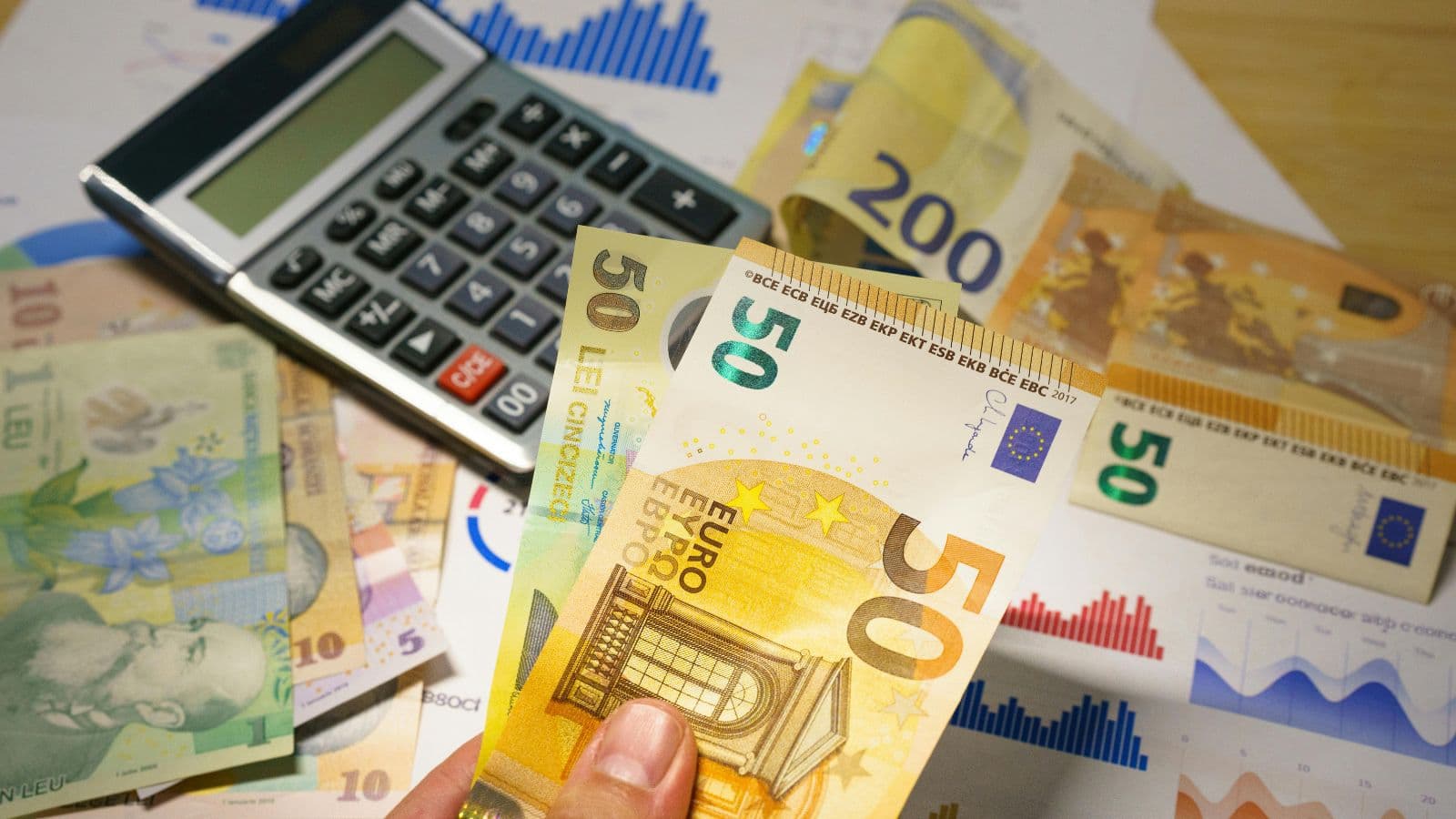 Calculatrice, billets en euros et documents financiers