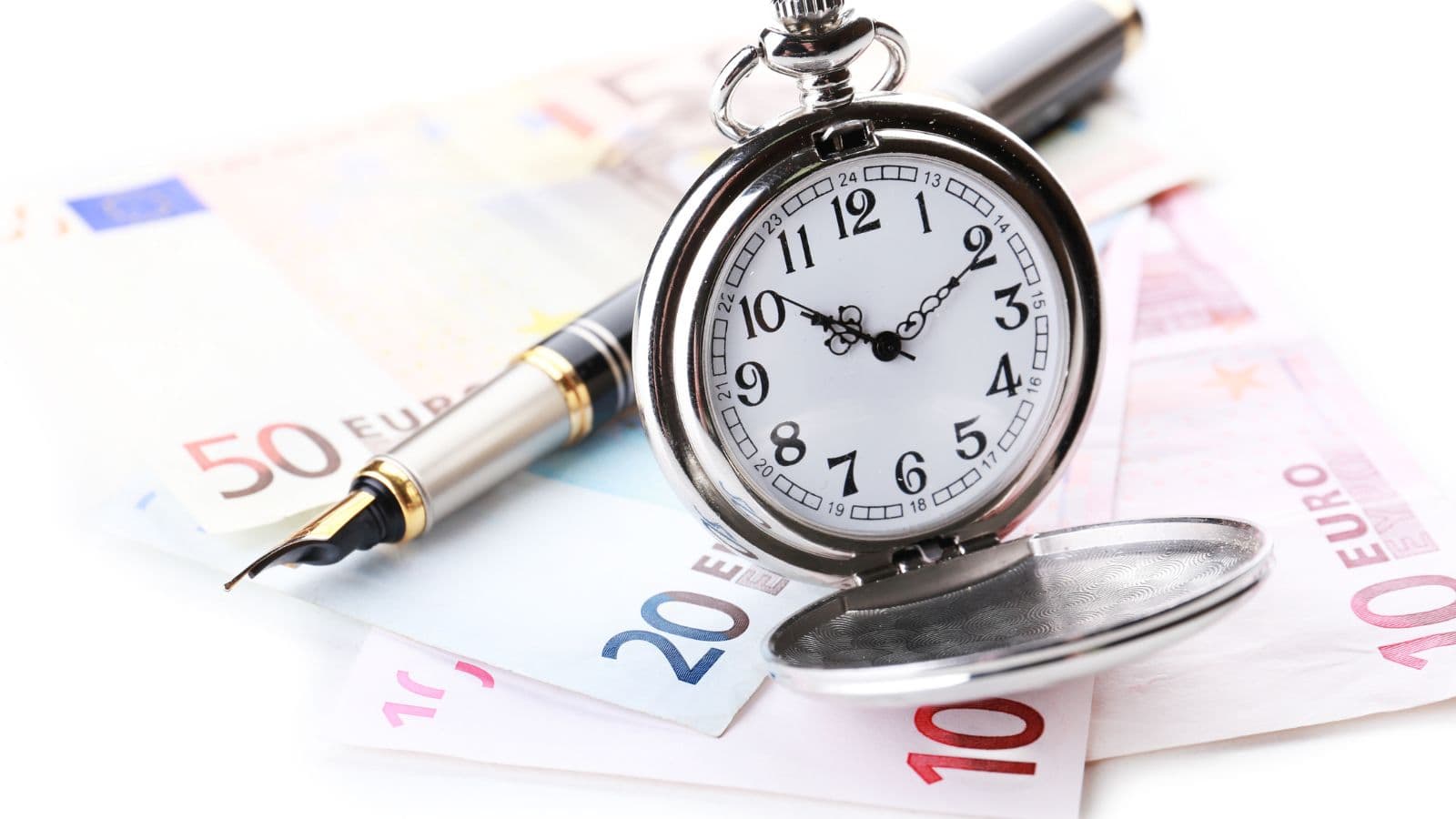 Montre à gousset posée sur des billets en euros