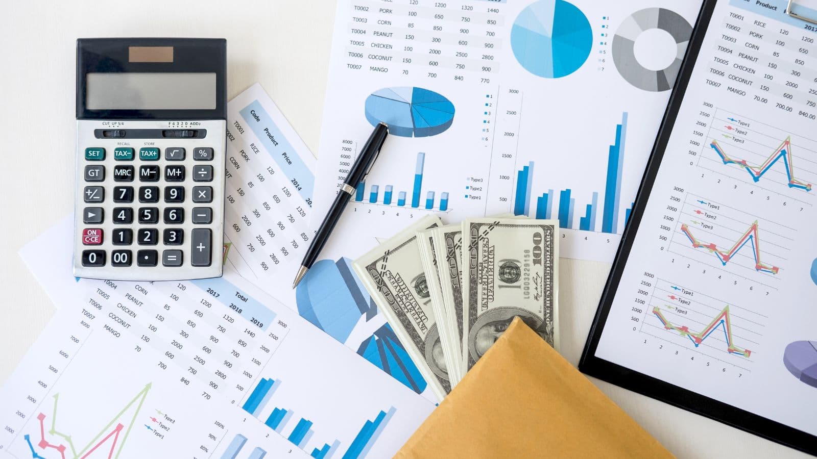 Calculatrice, graphiques et enveloppe contenant des billets