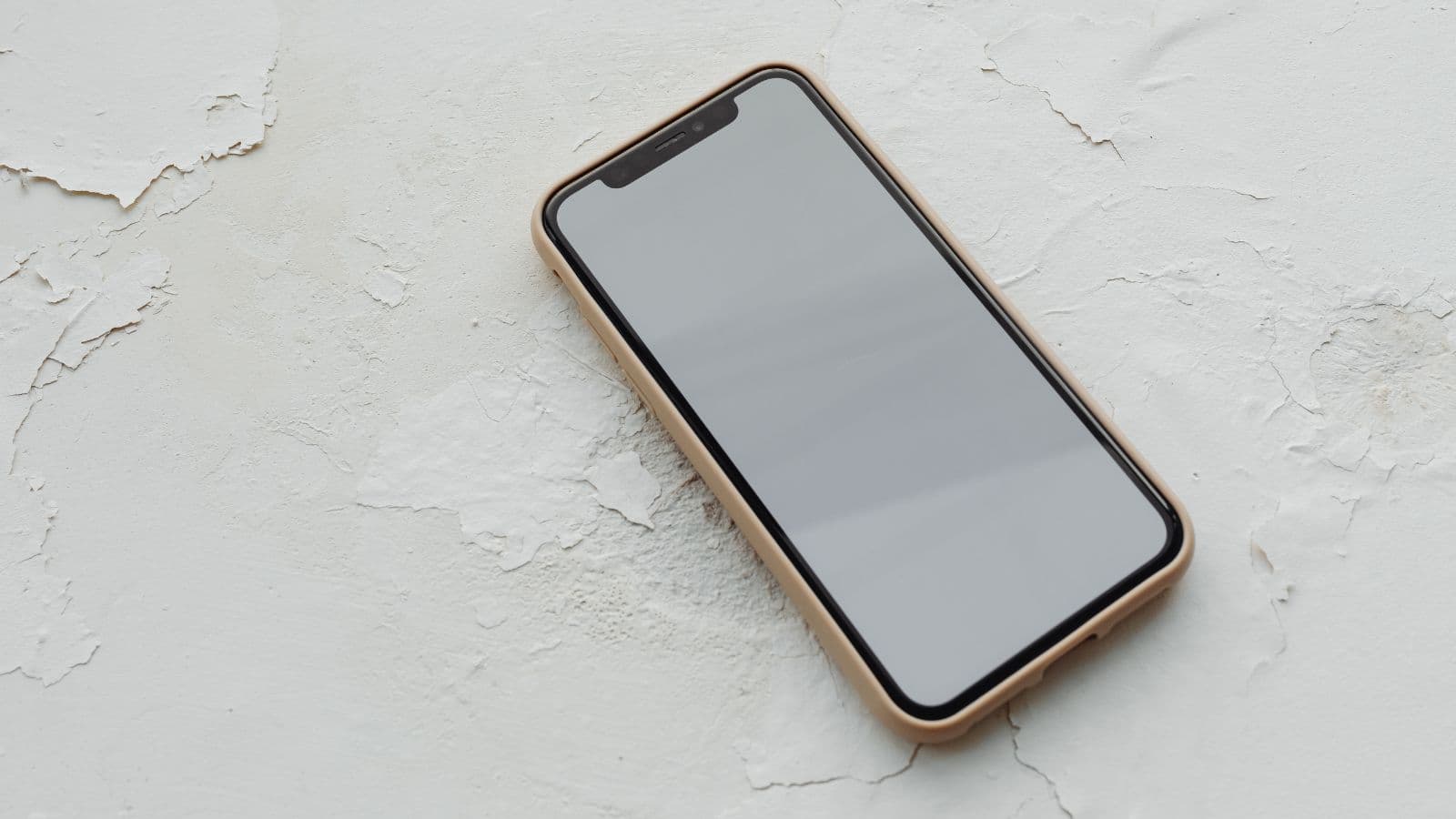 Smartphone seul posé sur une surface claire