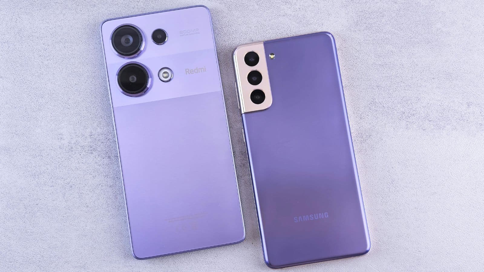 Deux smartphones violets posés côte à côte