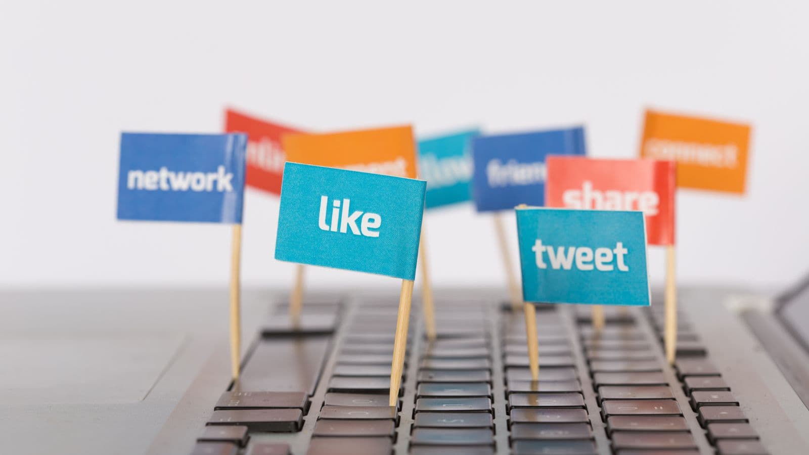 Pancartes de réseaux sociaux disposées sur un clavier