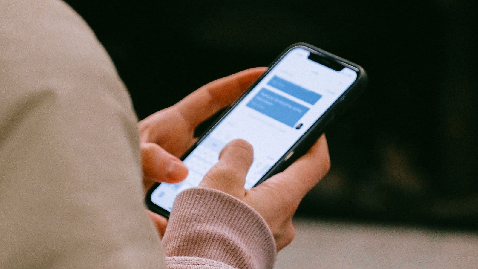 Personne consultant une conversation sur son smartphone