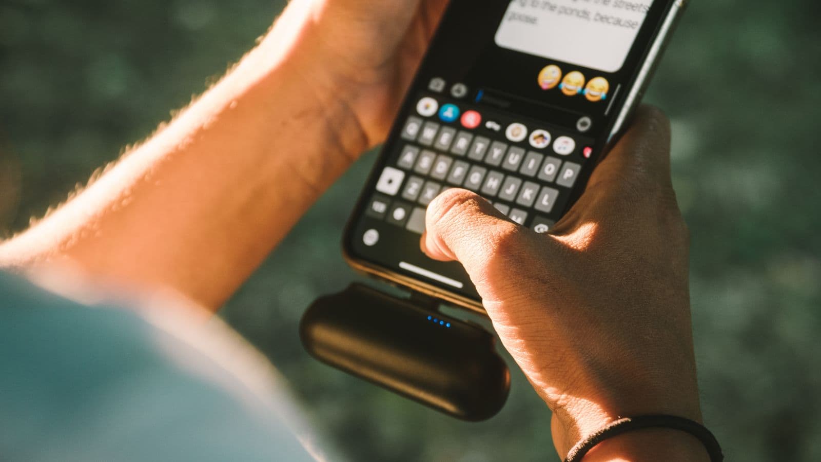 Personne rédigeant un message sur son smartphone